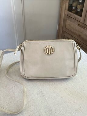 Tommy Hilfiger Off-White/Cream Pebble Leather Crossbody Bag